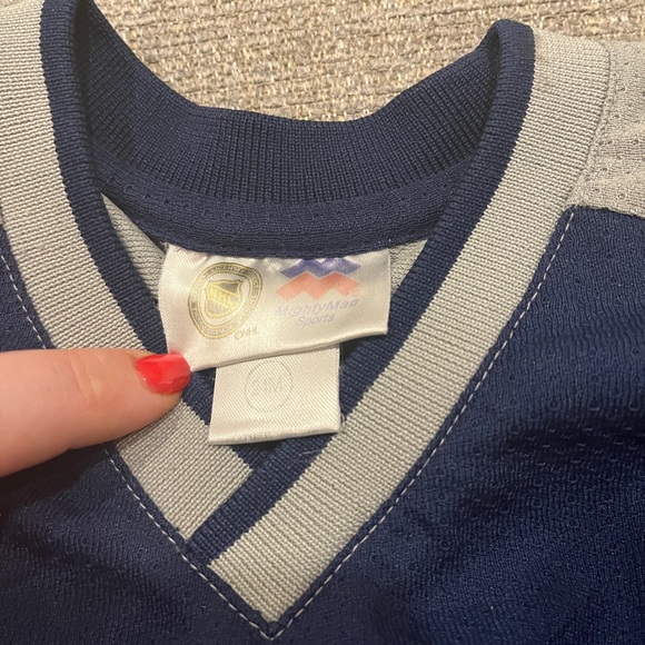 Canucks Jersey - 2T - Picture 5 of 5